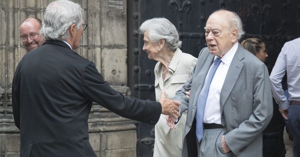 Foto: Jordi Pujol i Soley, junto a su mujer, Marta Ferrusola, saluda al exalcalde de Barcelona Xavier Trías el pasado julio en el funeral del 'exconseller' Joaquim Molins. (EFE)