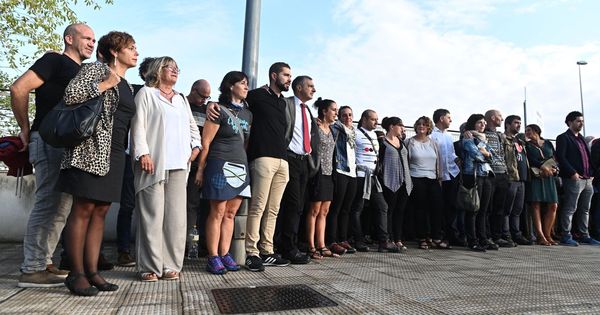 Foto: Concentración frente a la Audiencia Nacional por el juicio a los 47 acusados de integrar el frente de cárceles de ETA. (EFE)