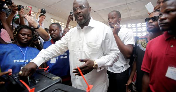Foto: George Weah vota en las elecciones liberianas. (Reuters)