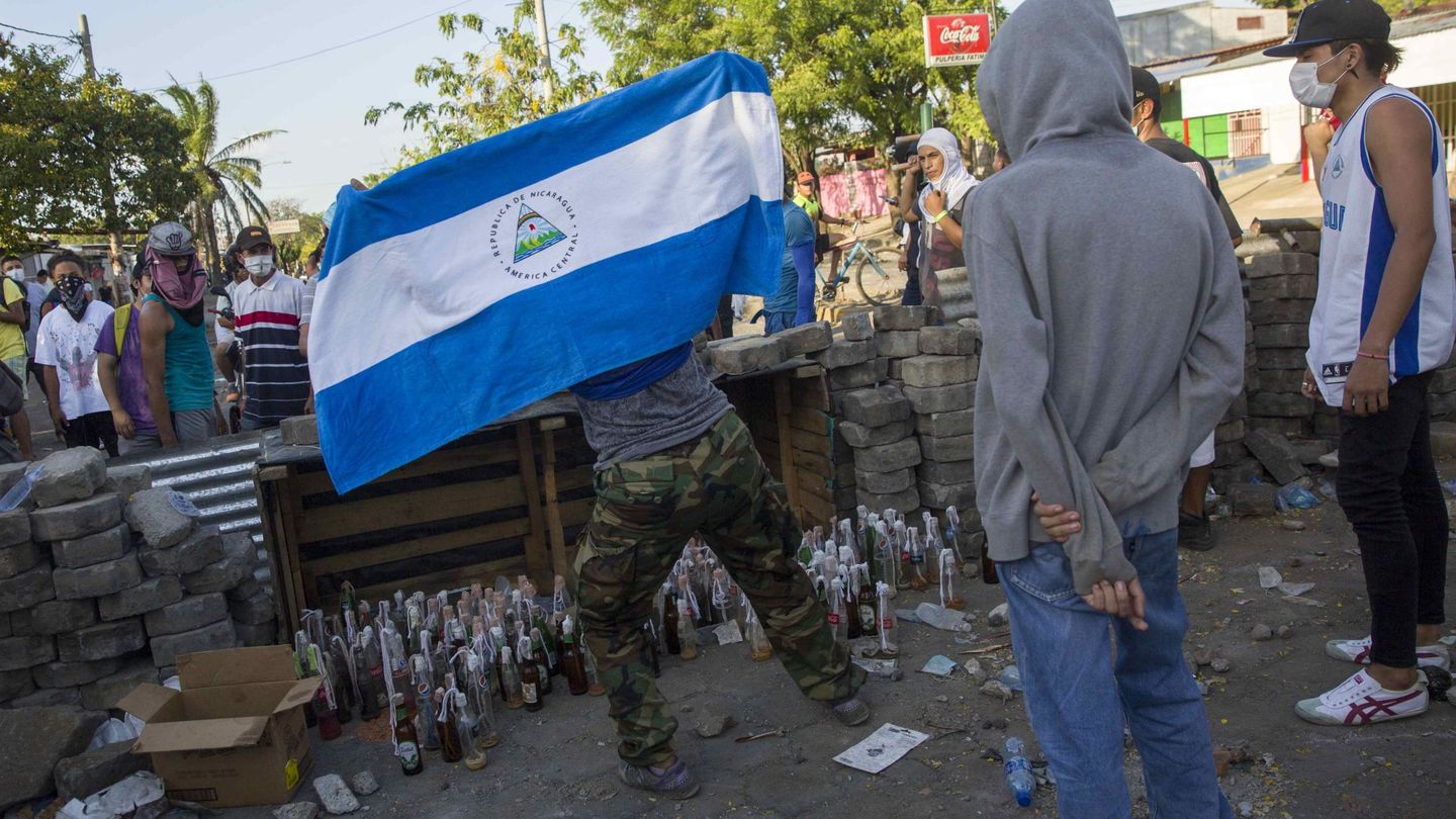 Varios jóvenes protestan el domingo durante el quinto día de manifestaciones en contra de una reforma a la seguridad social, en Managua, Nicaragua. (EFE)