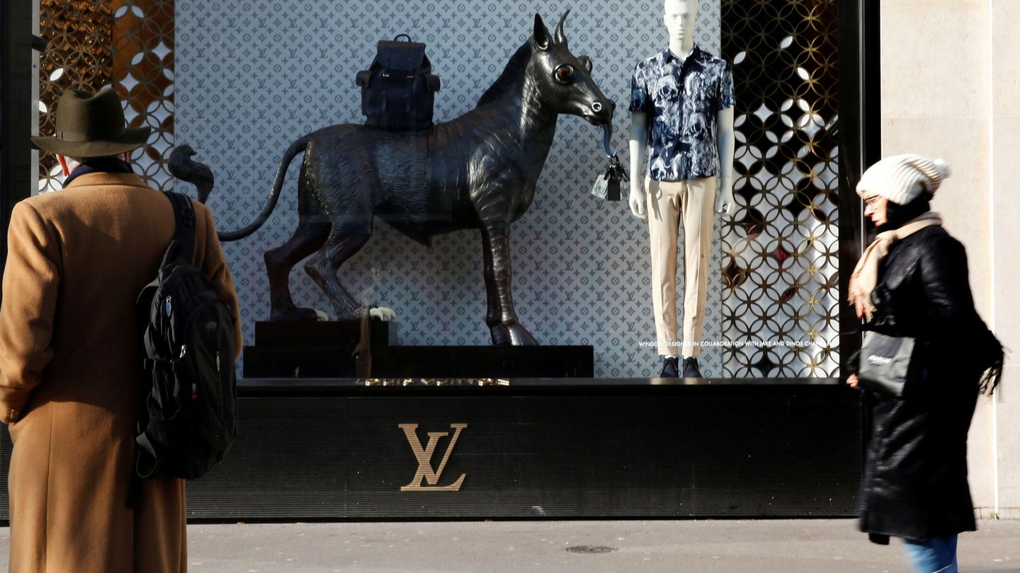 Una tienda de Louis Vuitton en París. (Reuters)