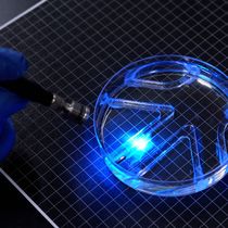 Foto: Este robot blando puede nadar batiendo sus aletas en respuesta a destellos de luz. (Melanie Gonick, MIT)