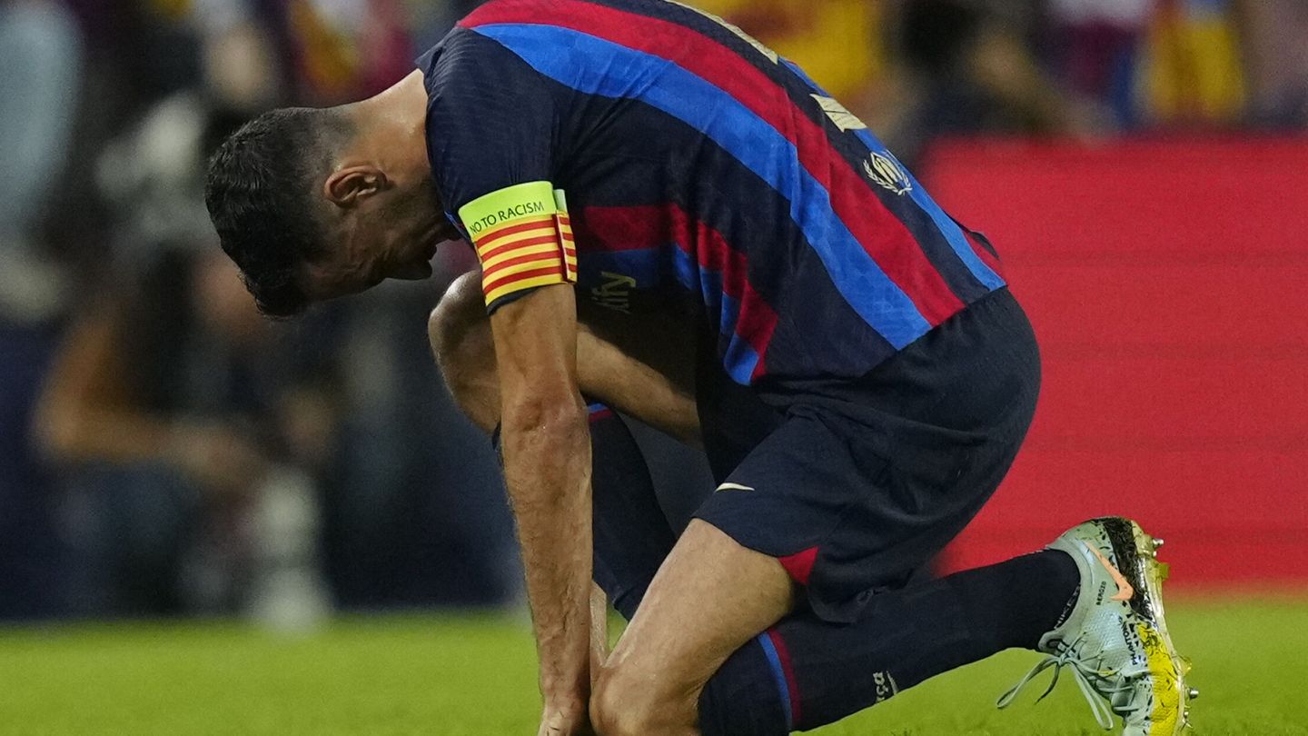 El centrocampista del FC Barcelona Sergio Busquets, durante el partido. (EFE/Enric Fontcuberta) 