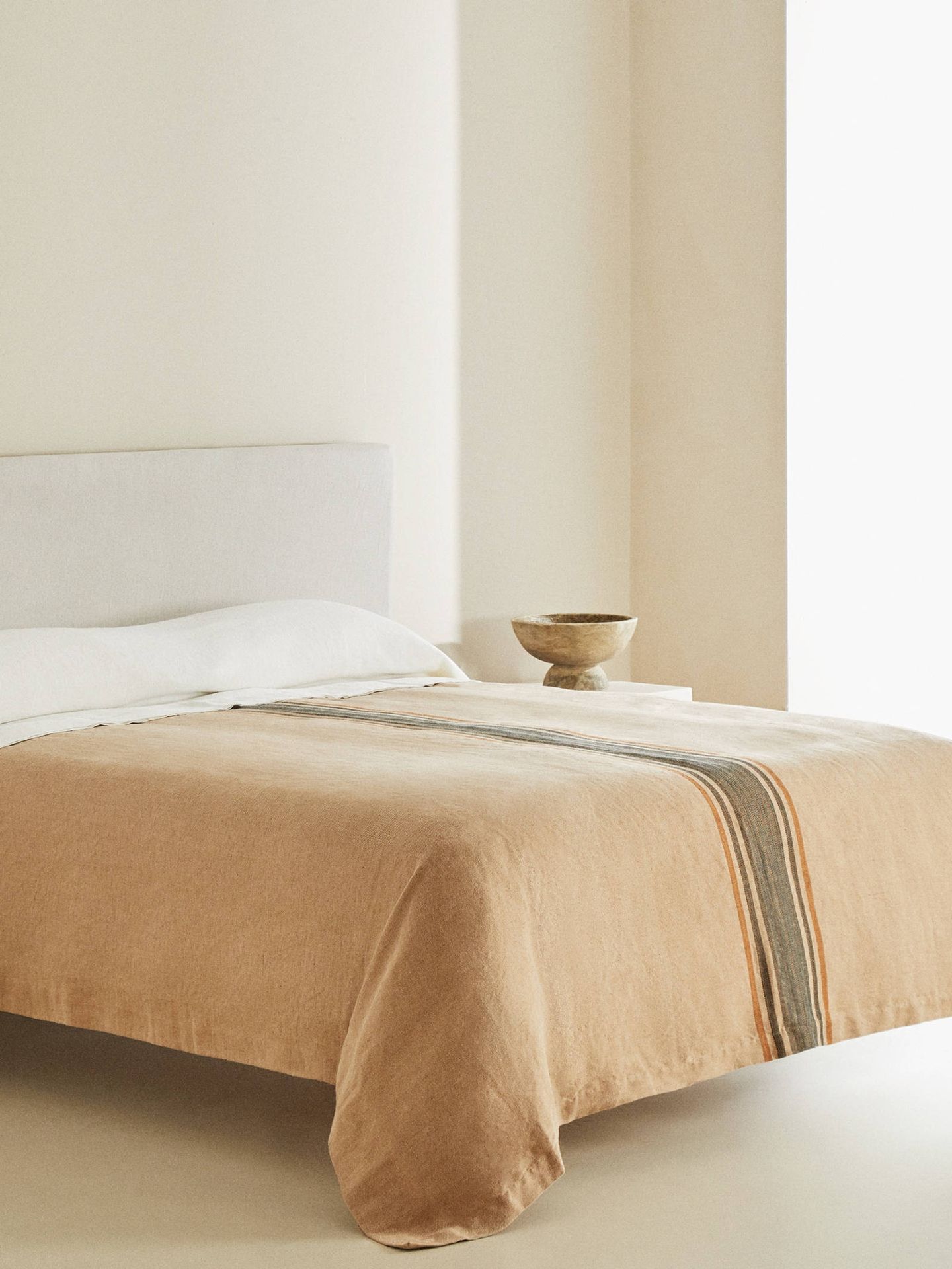 Complementos de lino de Zara Home para decorar tu dormitorio. (Cortesía)