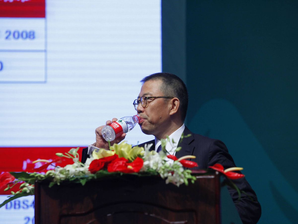 Foto: Zhong Shanshan, fundador y presidente de la compañía de agua embotellada Nongfu Spring, en una conferencia en Beijing en 2013. (Getty Images/VCG)