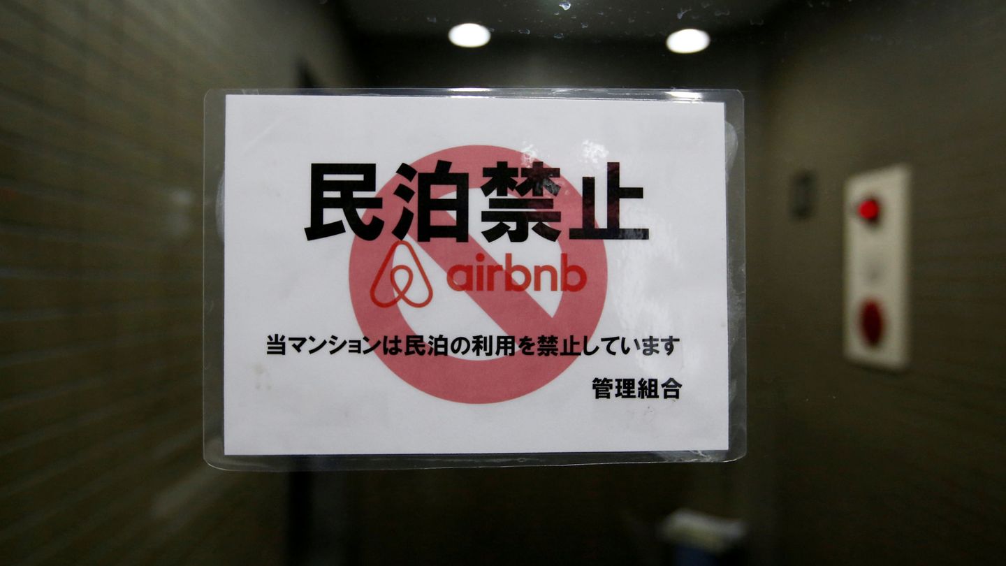 Algunos edificios en Tokio han recurrido también a la prohibición de pisos Airbnb (Kim Kyung-Hoon / Reuters)