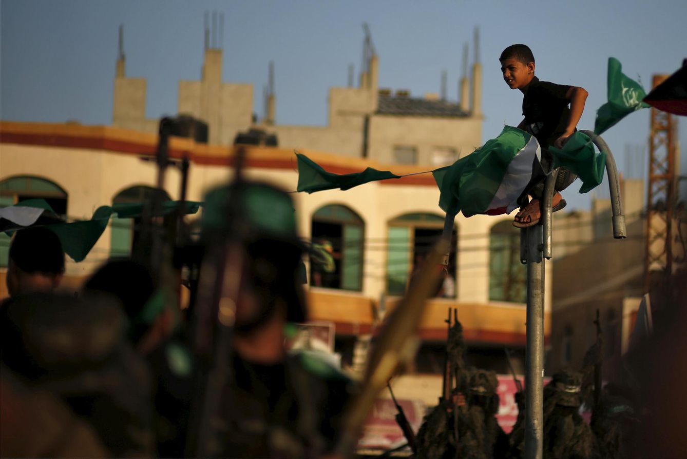Un niño palestino observa a milicianos de Hamás durante un desfile en Rafah, al sur de la Franja (Reuters).