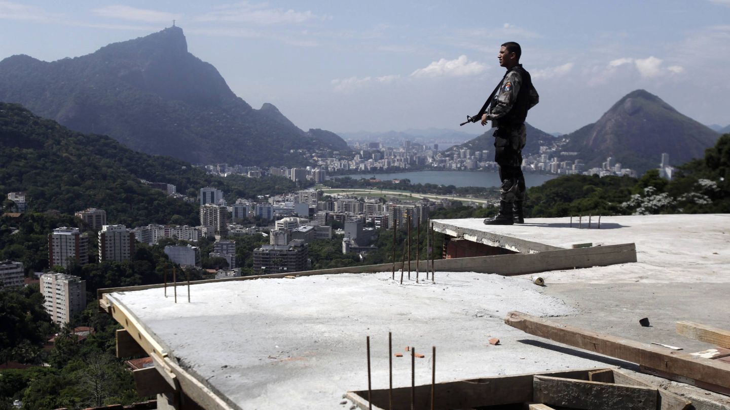 Un policía vigila la favela de La Rocinha, en Río de Janeiro, durante una operación. (Reuters)