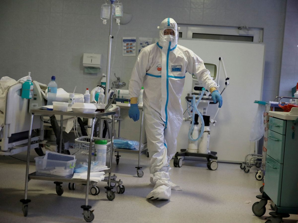 Foto: Sanitarios con trajes de protección de covid-19. (Reuters/Kacper Pempel)