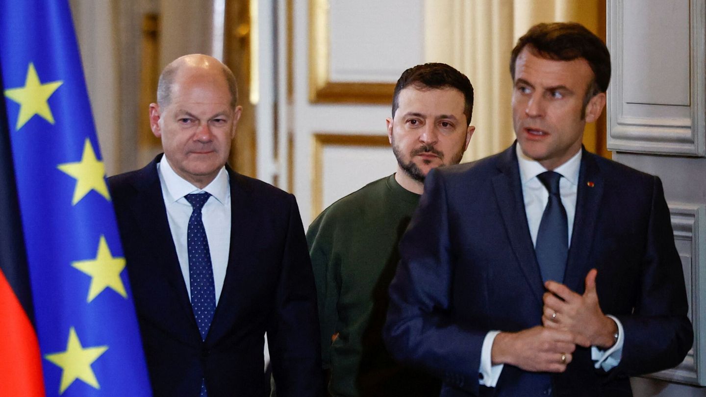 Paris (France), 08 02 2023.- French President Emmanuel Macron (R), Ukraine's President Volodymyr Zelensky (C) and German Chancellor Olaf Scholz (L) arrive to give a joint statement, at the Elysee Palace in Paris, France, 08 February 2023. (Francia, Ucrania) EFE EPA SARAH MEYSSONNIER   POOL MAXPPP OUT 
