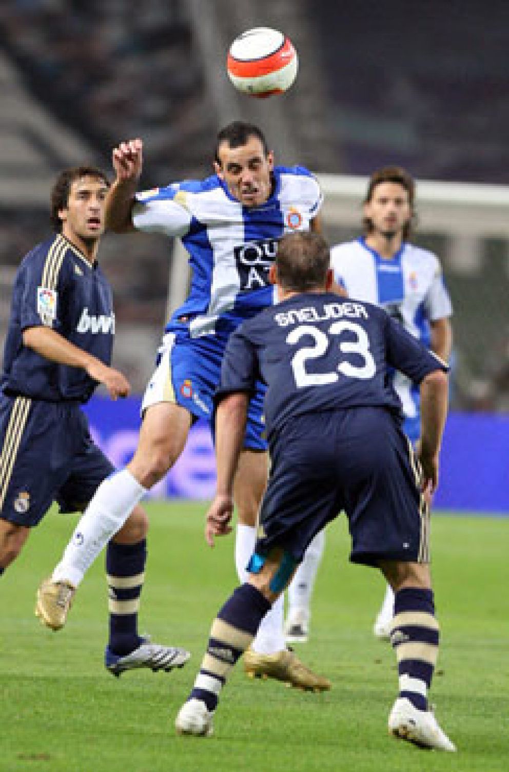 Foto: El Madrid quiere superar la prueba del siete con Raúl y Sneijder