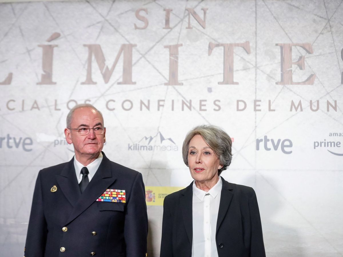 Foto: Rosa María Mateo, administradora única de RTVE, y el almirante Teodoro López Calderón, este 20 de febrero en la presentación de la serie 'Sin límites'. (EFE)