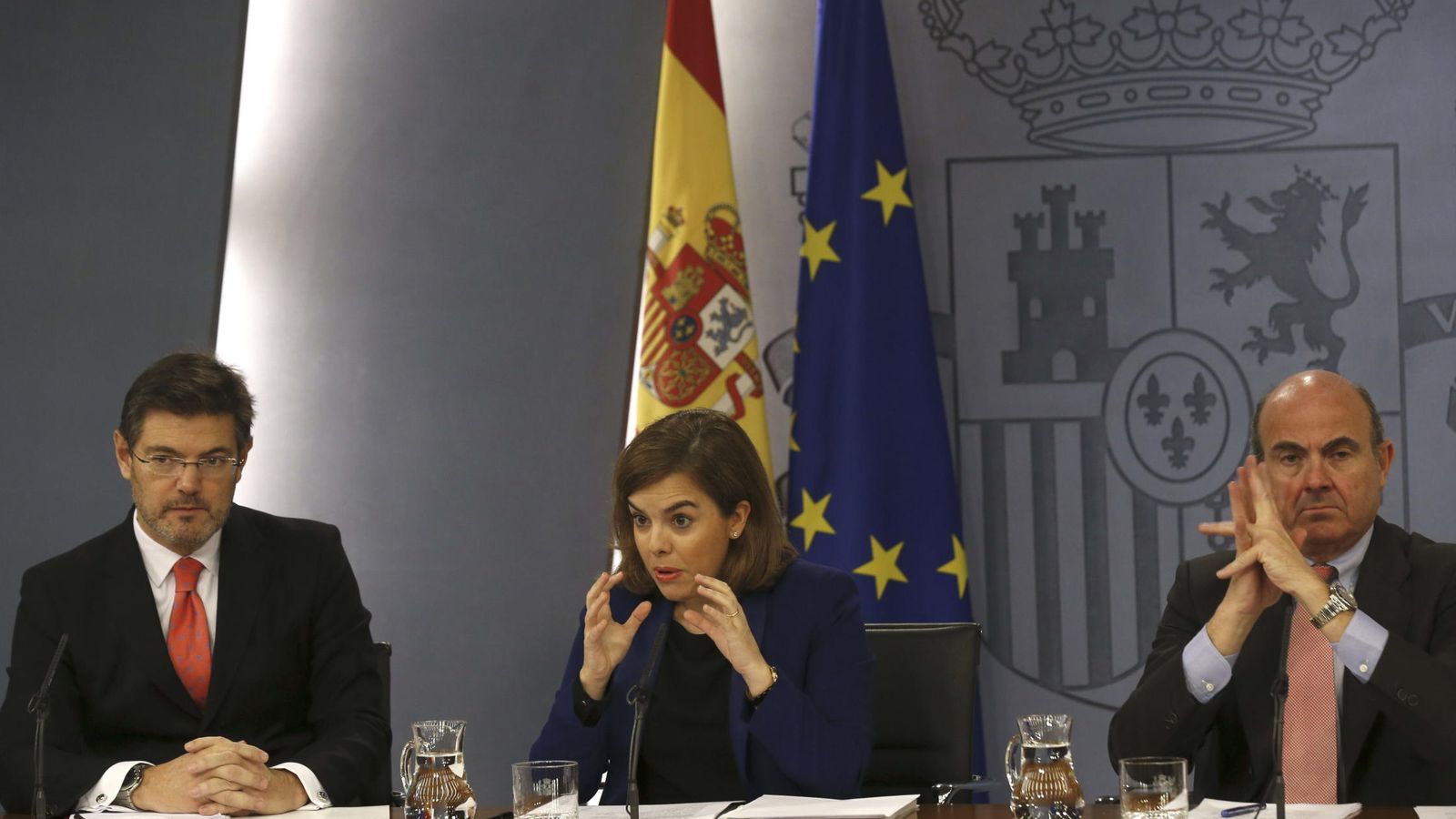 Foto: La vicepresidenta del Gobierno, Soraya Sáenz de Santamaría, y los ministros de Justicia, Rafael Catalá (izq.), y de Economía, Luis de Guindos. (EFE) 