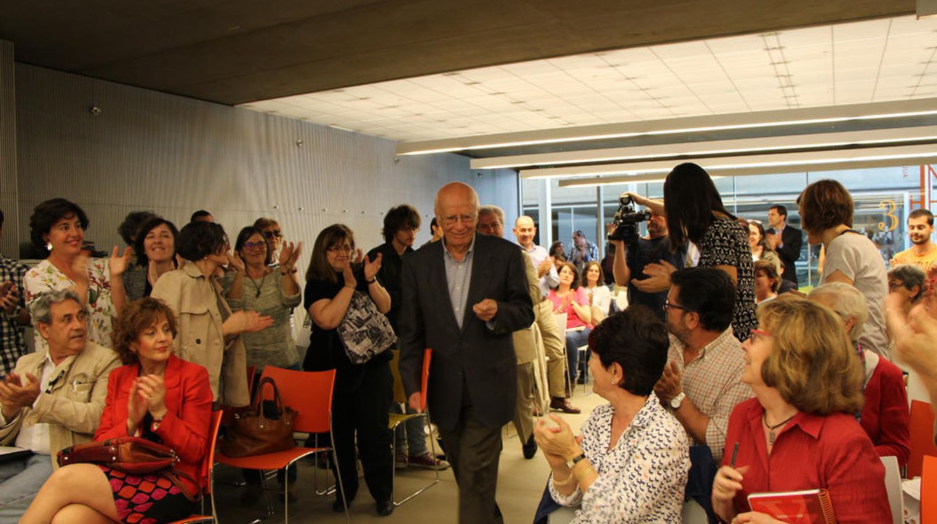 Foto: El filósofo Emilio Lledó llega al aula de la Casa del Lector, donde sus alumnos esperaban una nueva lección sobre Epicuro y a felicidad. (CL)