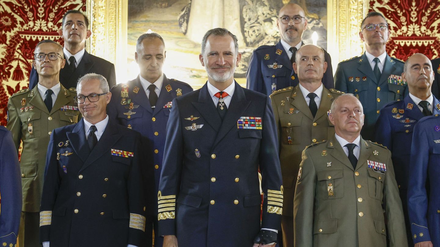 El rey Felipe VI mantiene varias audiencias con mandos militares este jueves en el Palacio Real. (EFE/Mariscal) 