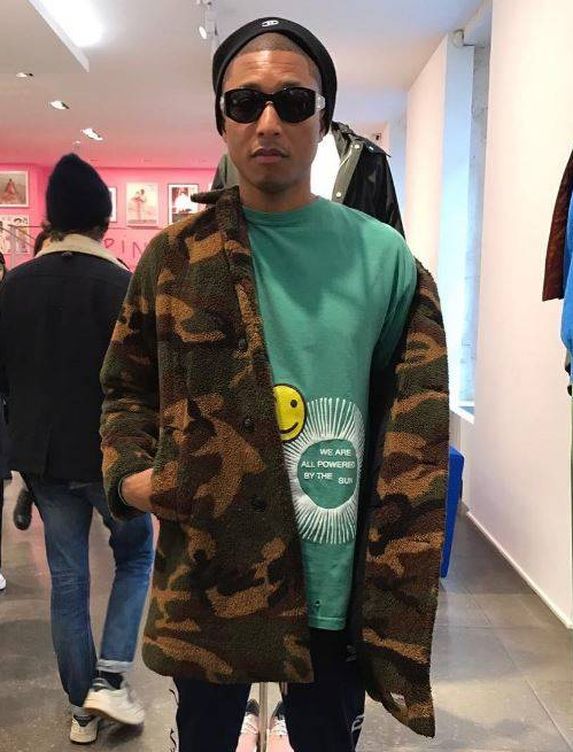 Pharrell Williams también se pasa al abrigo sobre los hombros. (Instagram)