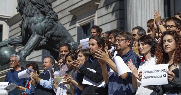 Foto: Los diputados de Unidos Podemos protestan en la puerta del Congreso contra la respuesta del Estado al referéndum del 1-O. (EFE)