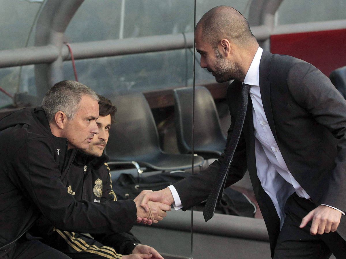 Foto: Mourinho y Guardiola se saludan en un partido disputado en el Camp Nou. (EFE/Alberto Estévez)