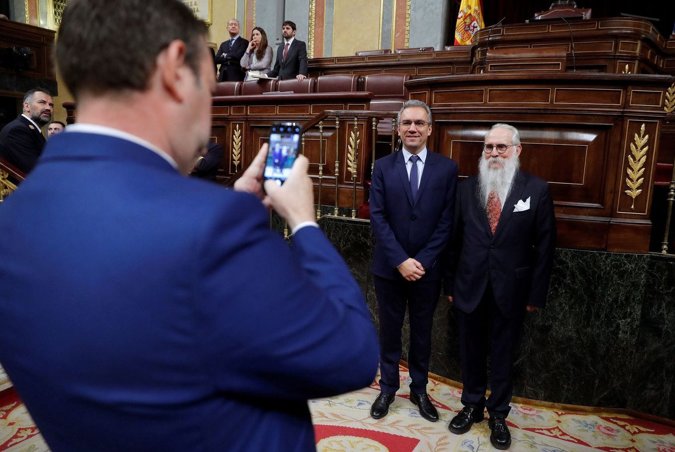 El diputado del Partido Socialista por Burgos, Agustín Javier Zamarrón se hace fotos antes de presidir el Congreso. (EFE)