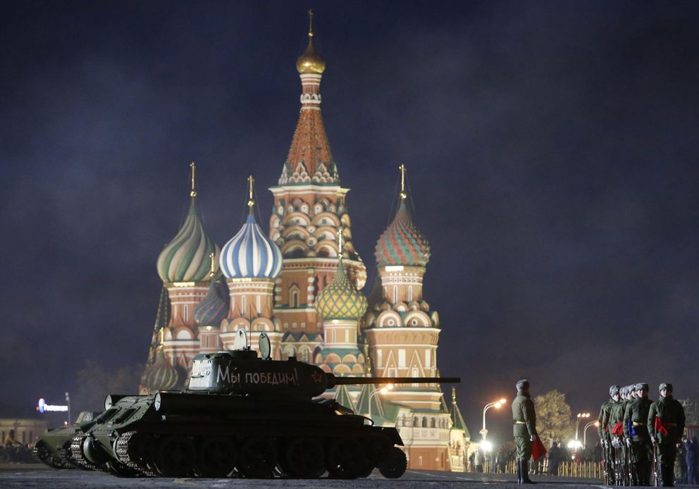 Un tanque soviético T-34, durante los preparativos para un desfile en la Plaza Roja de Moscú (Reuters).