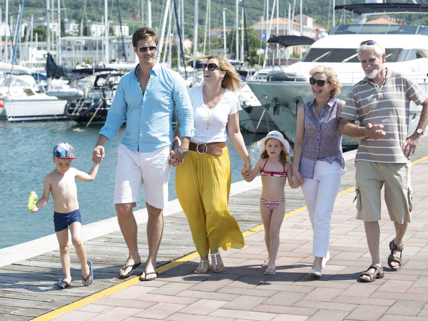 Una familia de millonarios dando un agradable paseo por el muelle. (iStock)