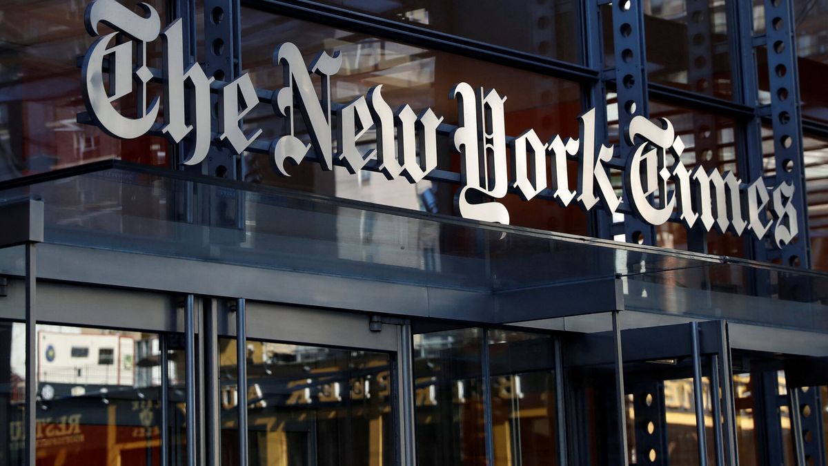 Un hombre entra con una espada y un hacha a la redacción del diario 'The New York Times'