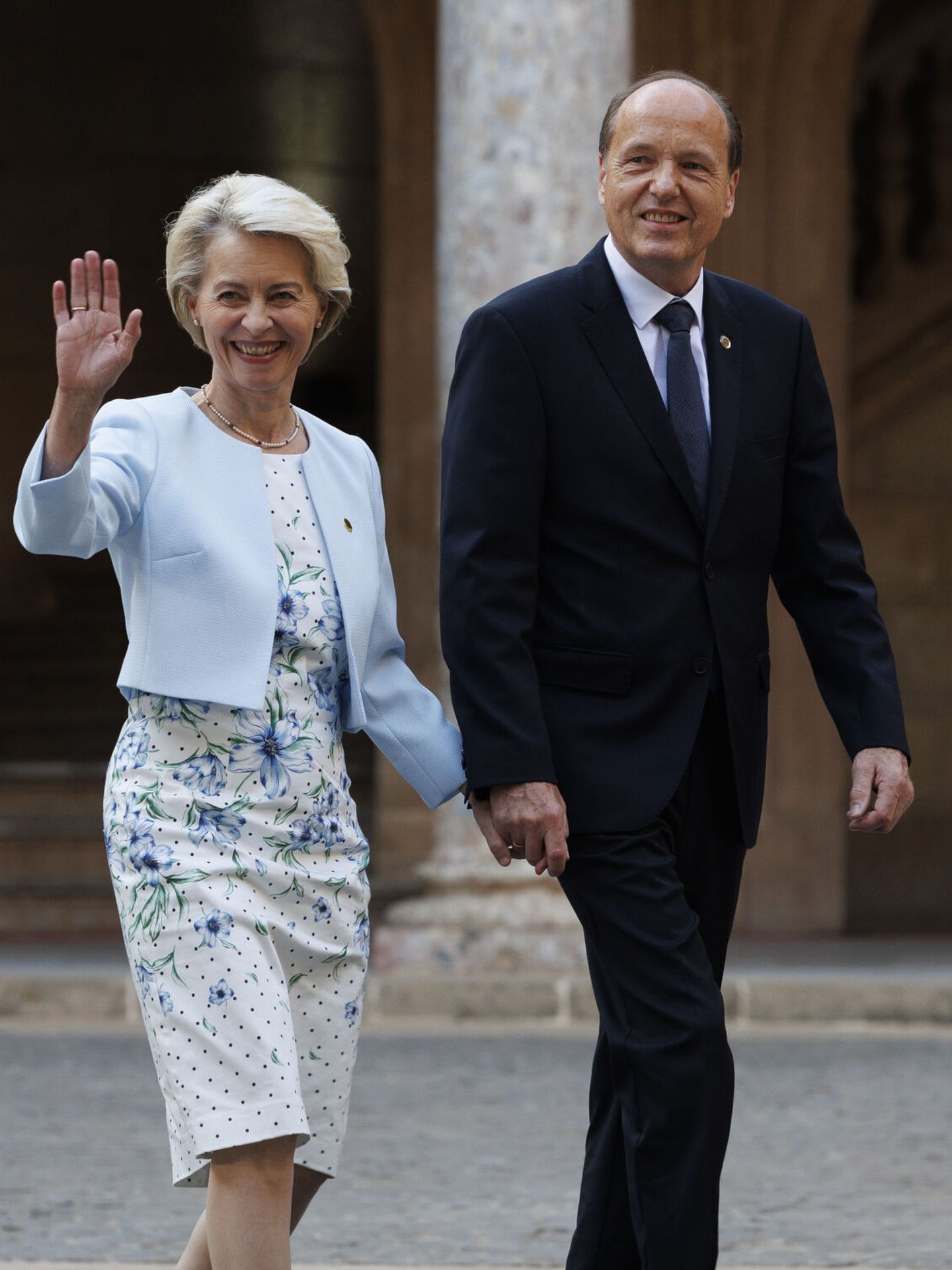 La presidenta de la Comisión Europea, Ursula von der Leyen, junto a su pareja a su llegada al Palacio de Carlos V. (Europa Press/Álex Cámara)