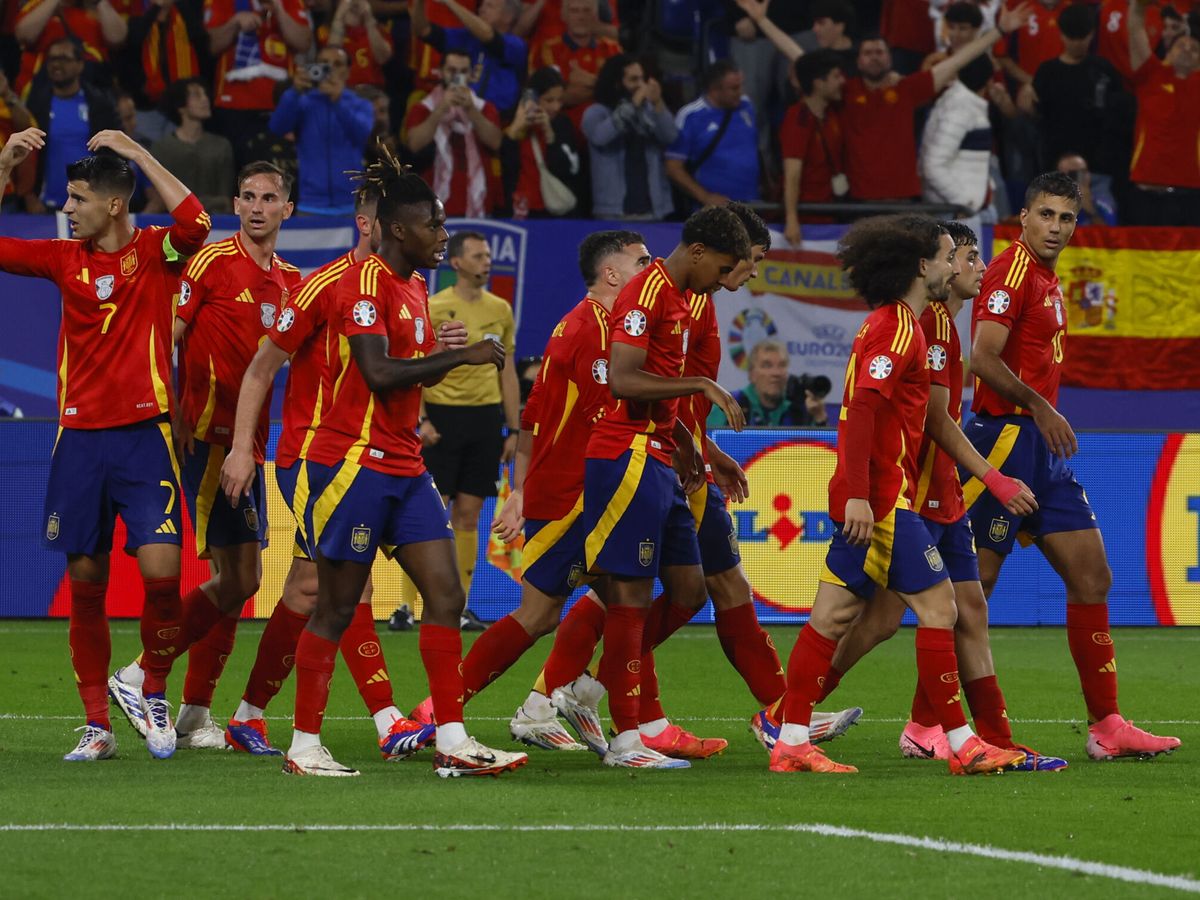 Foto: Los jugadores de la selección española celebran el gol contra Italia (EFE/Jorge Guillén).