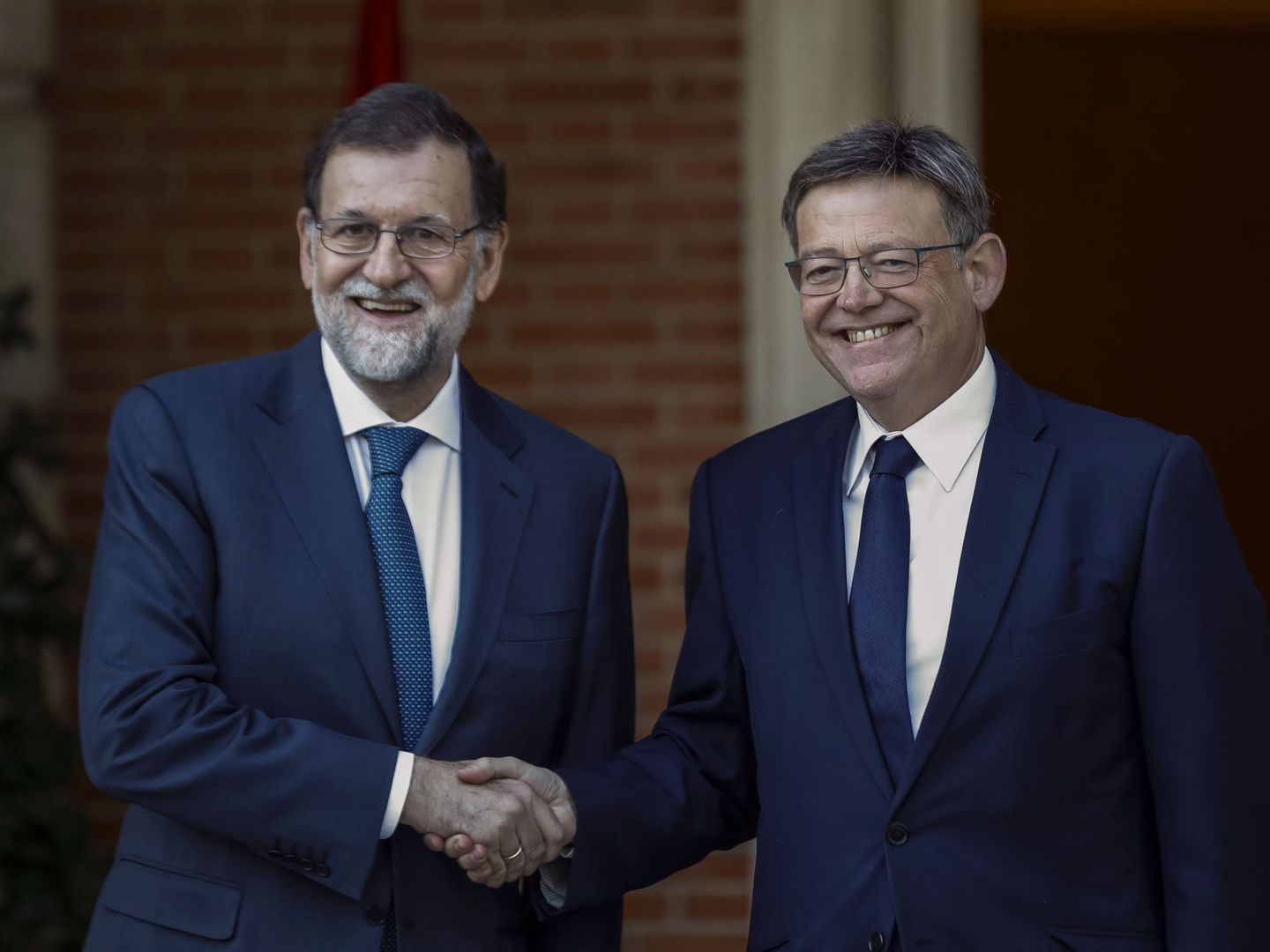 Mariano Rajoy y Ximo Puig, en la puerta del Palacio de la Moncloa. (EFE)