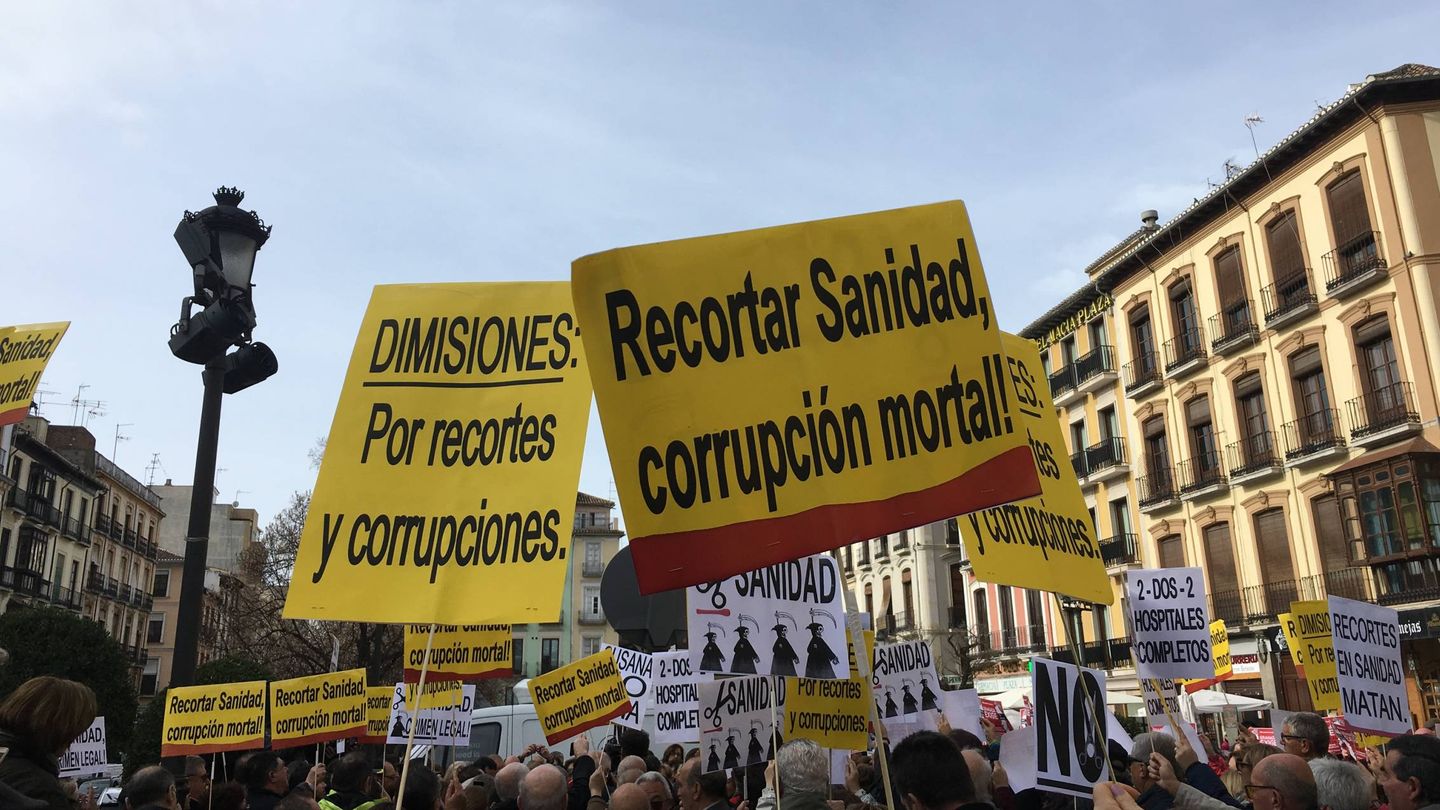 Manifestación contra los recortes sanitarios en Granada, en febrero de este año. (Agustín Rivera).