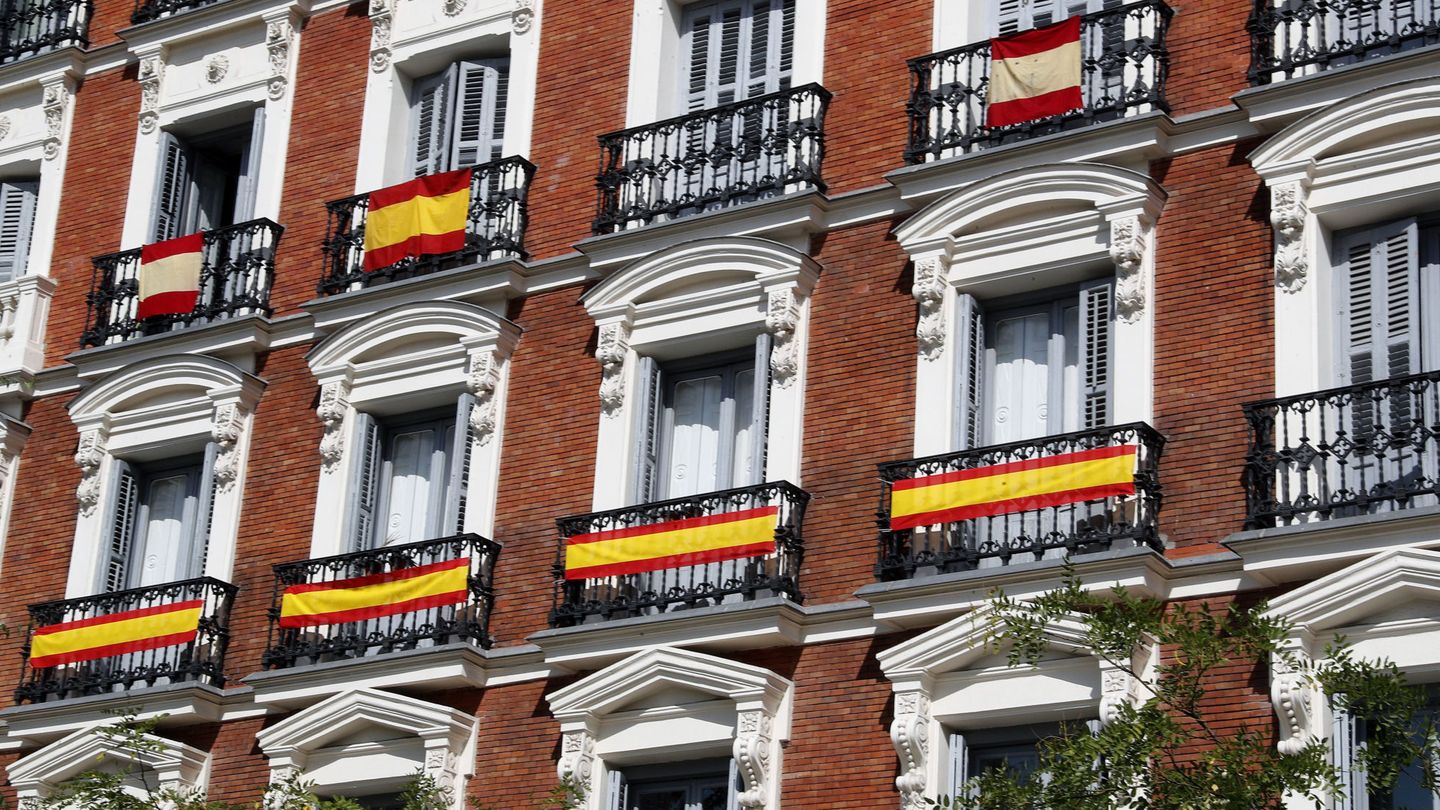 Varias banderas cuelgan de los balcones en Madrid. (EFE)