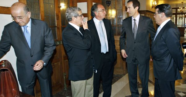 Foto: De izda. a dcha.: Braulio Medel (Fundación Unicaja), Amado Franco (Ibercaja), Manuel Menéndez (Liberbank) y el político Enrique Ambrosio Orizaola. (EFE)