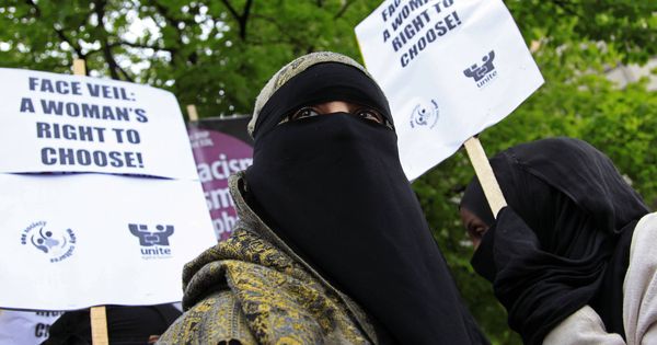 Foto: Una manifestante protesta contra la prohibición de llevar niqab ante la embajada francesa en Londres. (Reuters)
