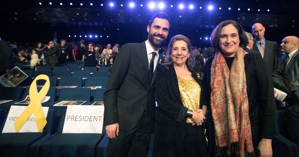 Foto: El presidente del Parlament, Roger Torrent, junto a la presidente de la academia del cine catalán, Isona Passola (c) y la alcaldesa Ada Colau, en la gala de los X Premios Gaudí. (EFE)