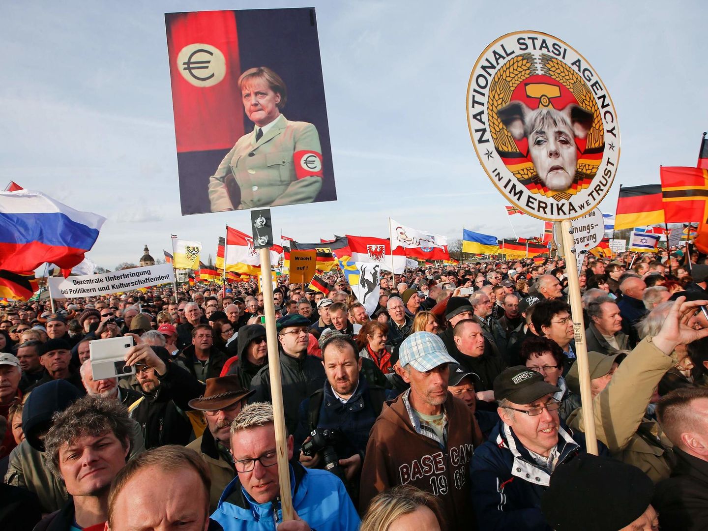 Simpatizantes del movimiento Pegida durante un discurso de Wilders en Dresden (Reuters).