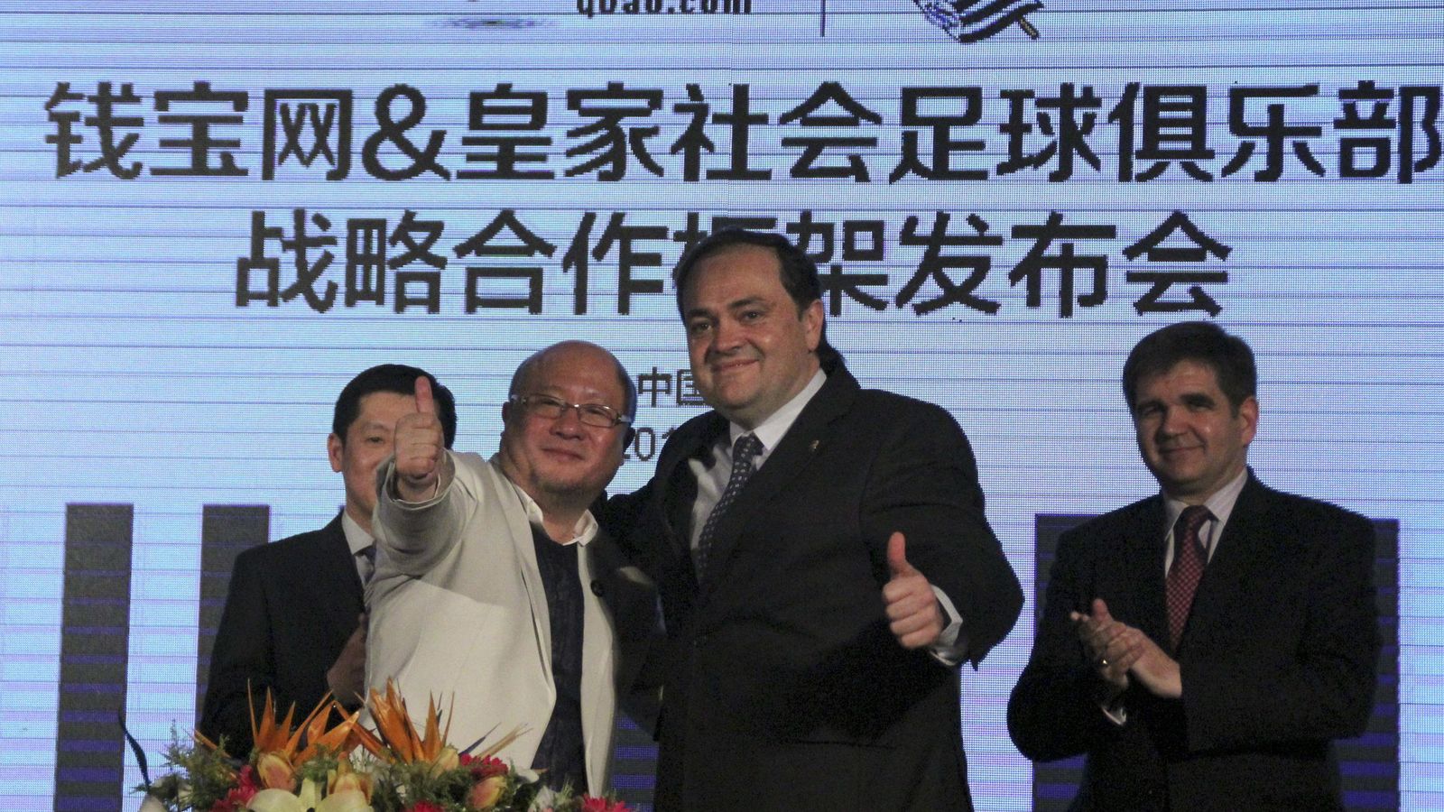 Foto: Jokin Aperribay, presidente de la Real Sociedad, durante la ampliación del acuerdo con Qbao.com (EFE)