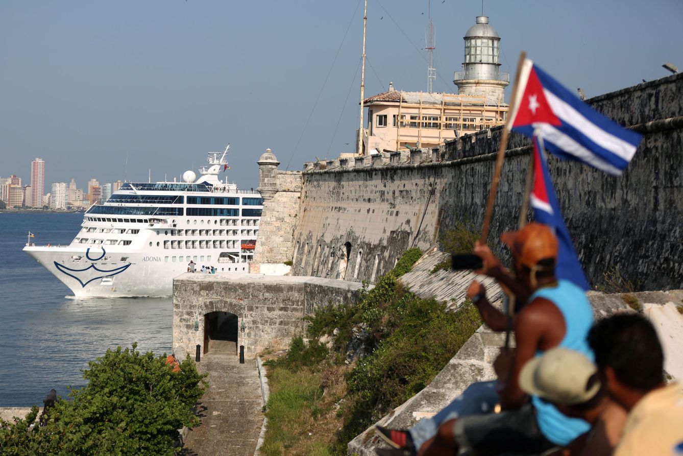 El crucero 'Adonia' llega al puerto de La Habana en medio de una gran expectación, el 2 de mayo de 2016. (Reuters) 