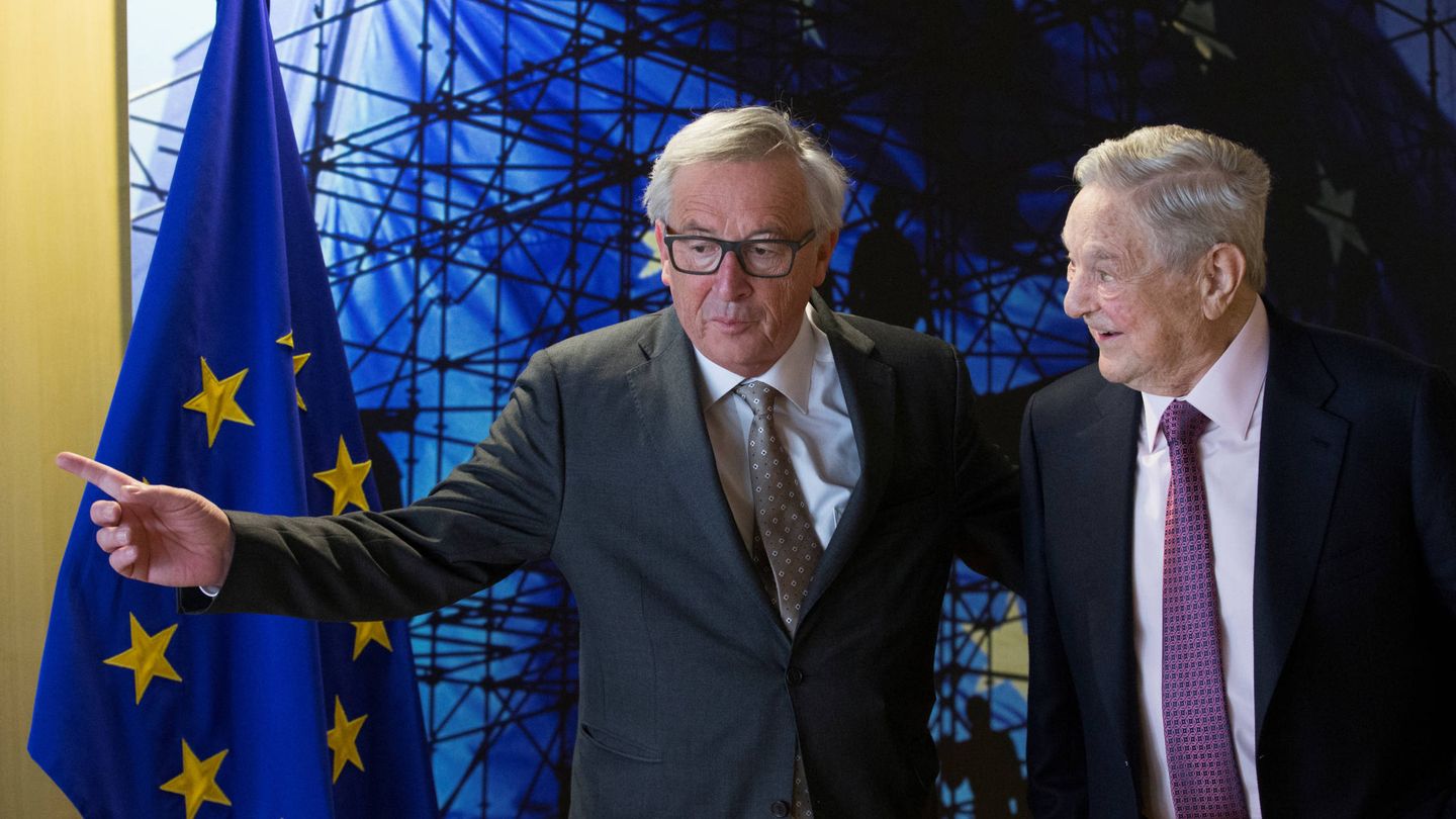 El presidente de la Comisión Europea, Jean-Claude Juncker, junto a George Soros, en Bruselas. (Reuters)  