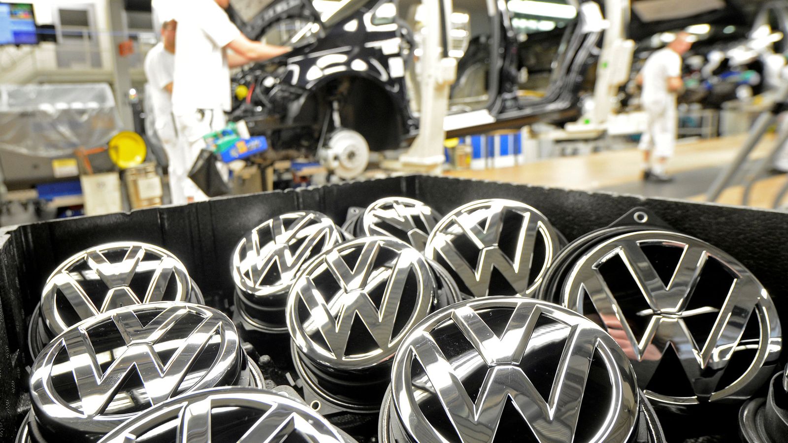 Foto: Emblemas de Volkswagen en una fábrica de Alemania. (Reuters)