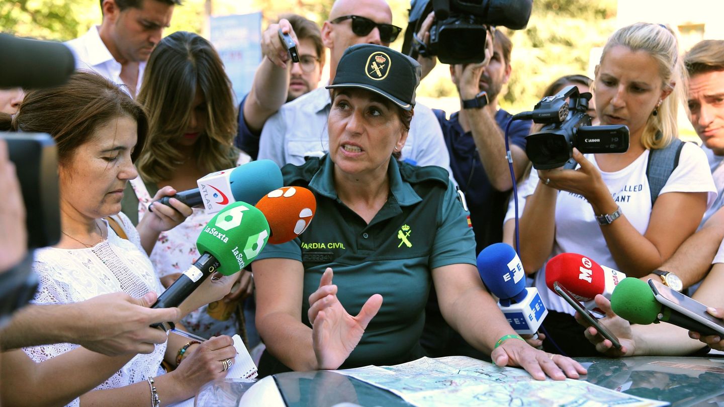 La portavoz de la Guardia Civil, Mercedes Martín, explica las zonas exploradas. (EFE)