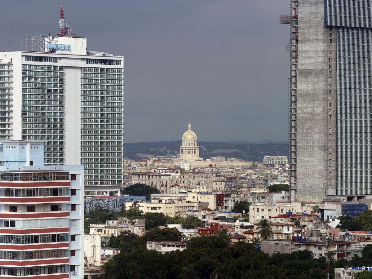 Foto: Fotografía de una zona con edificios donde se ve el domo del Capitolio Nacional (c), de La Habana. (EFE/Ernesto Mastrascusa)