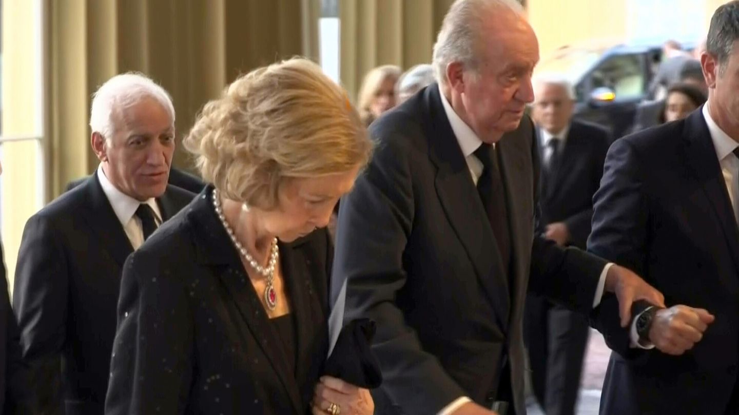 Juan Carlos y Sofía, a su llegada al funeral de Estado de Isabel II. (EFE)