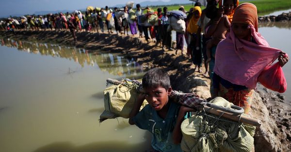 Foto: Refugiados rohingyas cruzan la frontera entre Myanmar y Bangladesh en Palong Khali, cerca de Cox's Bazar. (Reuters) 