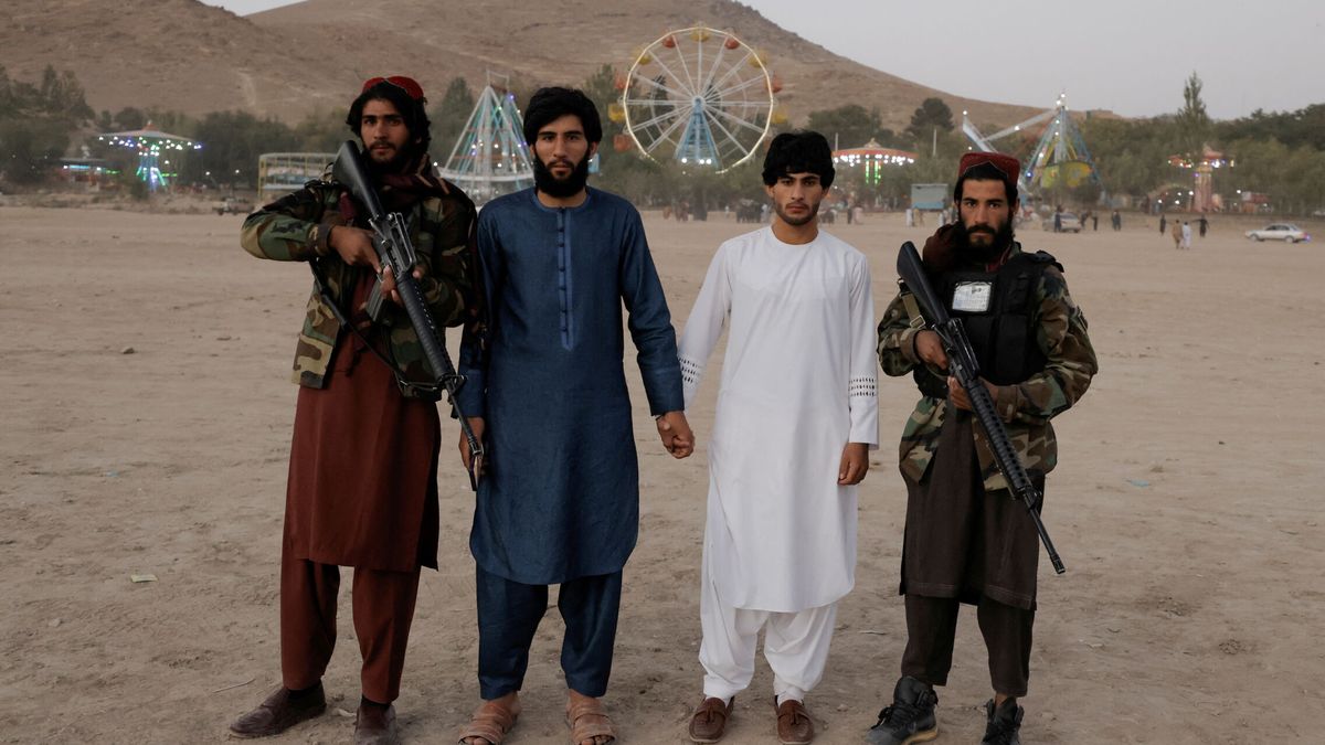 Los talibanes prohíben a sus miembros ir armados a los parques de atracciones