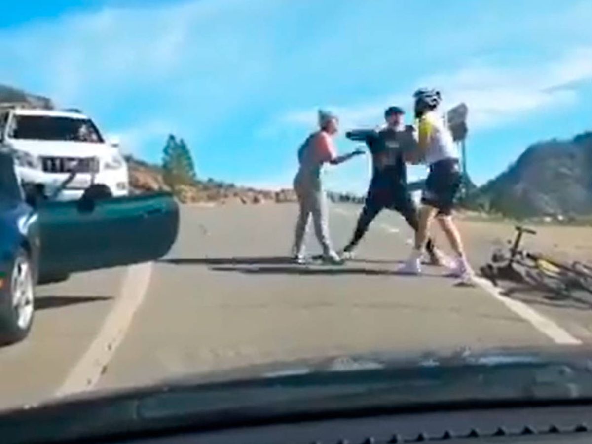 Foto: El momento en el que el agresor lanza el puñetazo sobre el ciclista (Twitter)
