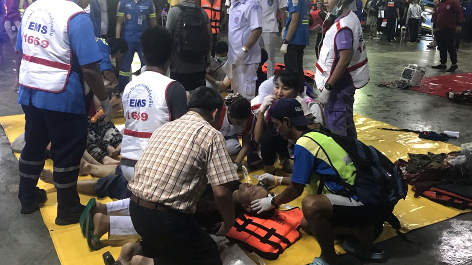 Foto: Varios turistas atendidos tras el naufragio en Phuket. (EFE)