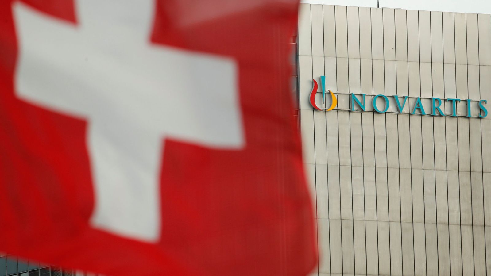 Foto: La bandera de Suiza frente a un edificio con el logo de Novartis (Reuters)