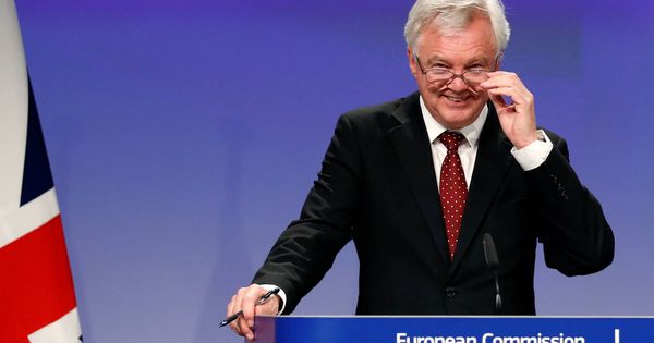 Foto: El ministro británico para el Brexit, David Davis, durante una rueda de prensa con Michel Barnier, en Bruselas. (Reuters)