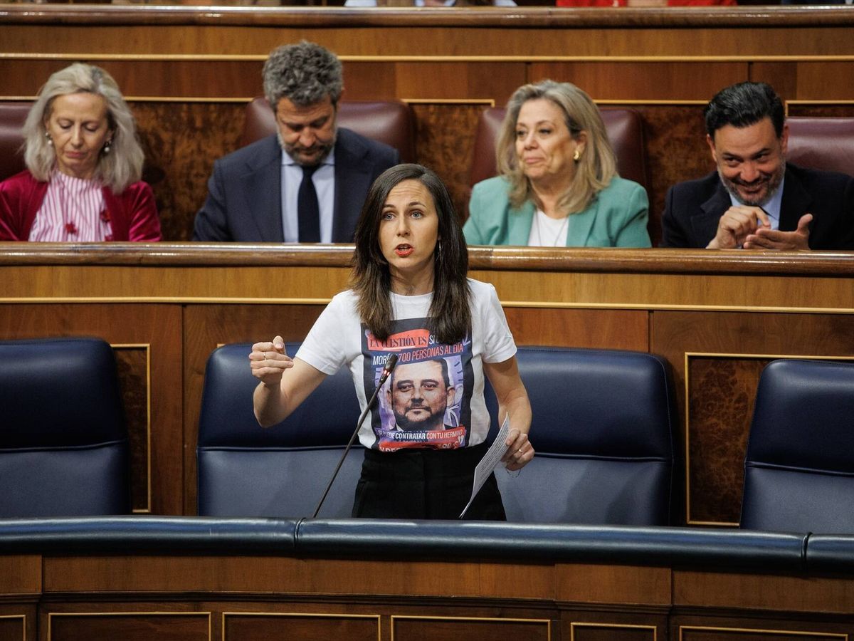 Foto: Ione Belarra, con la camiseta con la cara del hermano de Díaz Ayuso. (Europa Press/Alejandro Martínez Vélez)