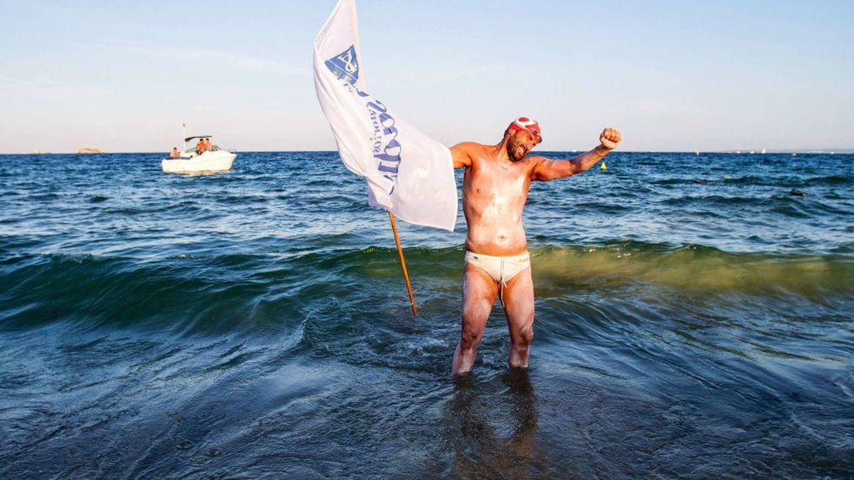 La vuelta a Ibiza a nado en tres días para ayudar a los enfermos de ELA